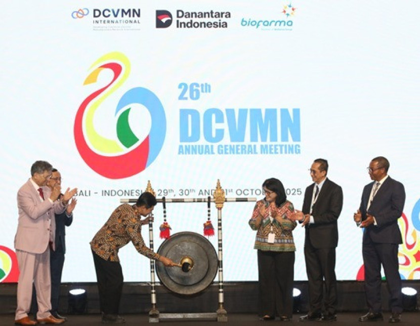 Wakil menteri Kesehatan RI, Dante Saksono Harbuwono (tiga dari kiri) saat memukul gong dalam pembukaan 26th Developing Countries Vaccine Manufacturers Network (DCVMN) di Denpasar, Rabu (29/10)