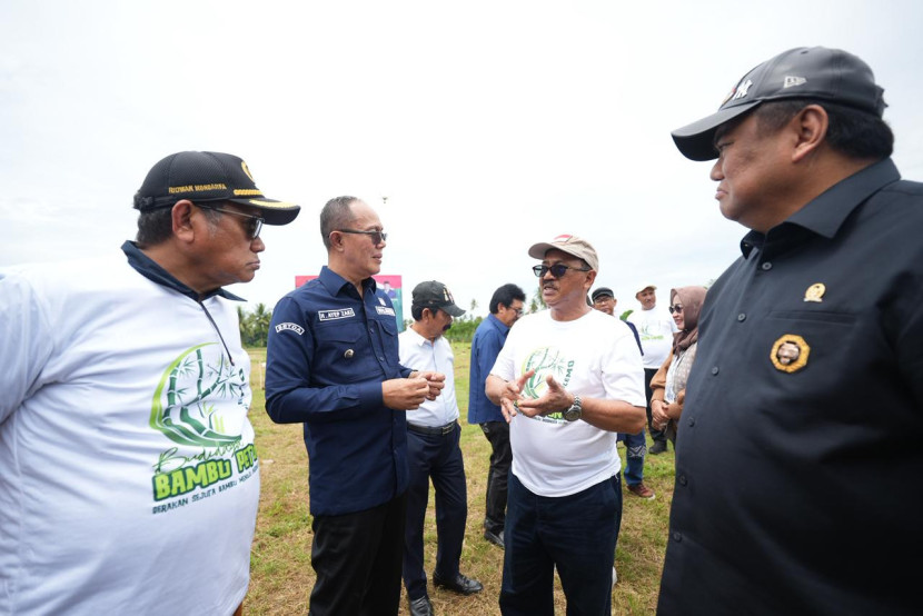 Pencanangan dan Penanaman Bambu Betung yang digelar Pemkab Boalemo, Gorontalo, Desa Kuala Lumpur, Kecamatan Paguyaman, Kabupaten Boalemo, Kamis (30/10/2025).dokpim