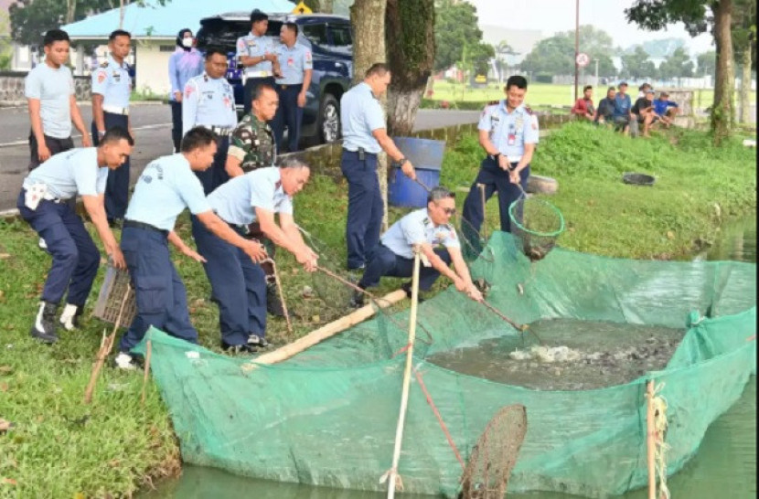 Personel Lanud Sulaiman Panen Ikan Lele 1,2 Ton, Hasil Budidaya 3 Bulan