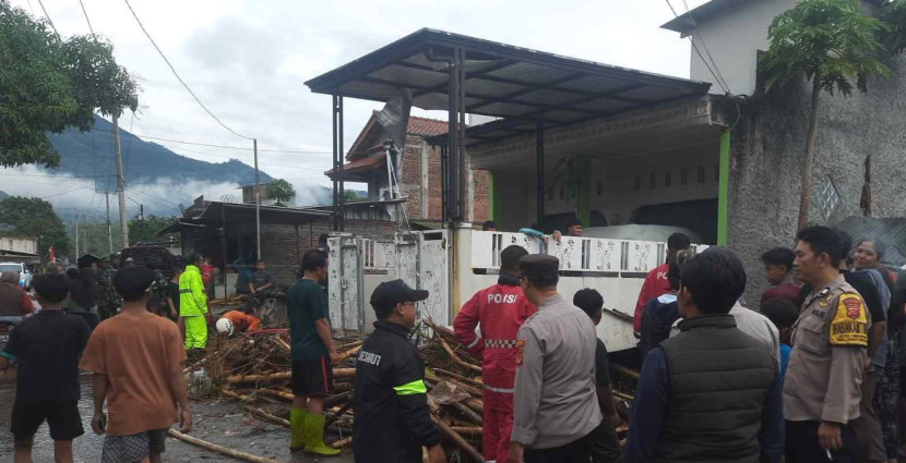 Pasca Banjir Sungai Cibuyutan, Polsek Banyuresmi Polres Garut Bersihkan Material Sampah
