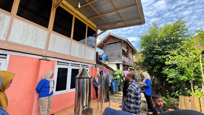 Pelatihan pengolahan limbah kerajinan bambu menjadi arang dan asap cair. (FOTO: Dok P3M Polsri)