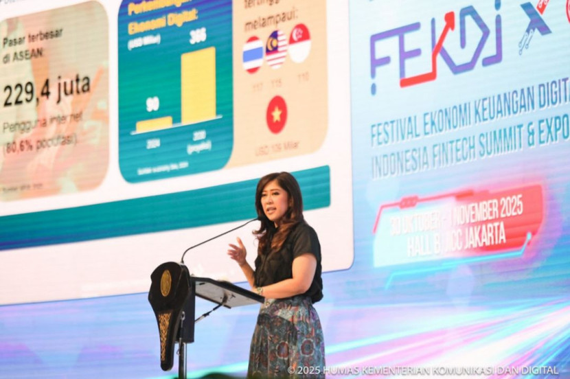 Menteri Komunikasi dan Digital Meutya Hafid memberikan Keynote Speech dalam Festival Ekonomi dan Keuangan Digital (FEKDI) x Indonesia Fintech Summit & Expo (ISEF) di Jakarta Convention Center, Jakarta Pusat, Kamis (30/10/2025). (Foto:  Kemkomdigi/Ruzka)