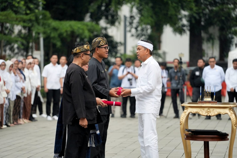 Gubernur Jabar Dedi Mulyadi menyerahkan SK pengangkatan dan mutasi kepala sekolah di depan Gedung Sate, Kota Bandung, Rabu (29/10/2025). Foto: Diskominfo Jabar