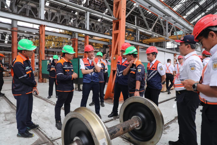 Direktur Utama PT Kereta Api Indonesia Bobby Rasyidin (tengah) melakukan kunjungan kerja ke Balai Yasa (BY) Manggarai dan Dipo KRL Manggarai pada Senin (27/10) lalu. (Foto: Humas KAI)