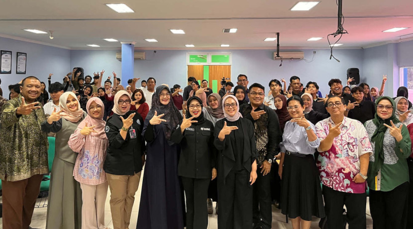 Rektor Institut STIAMI Prof. Sylviana Murni mengapresiasi inisiatif Production House Communication (PHC) dan menegaskan pentingnya pembentukan PHC sebagai bagian dari penguatan kapasitas mahasiswa di era digital. (Foto: Dok RUZKA INDONESIA)