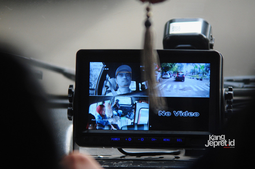 Layar monitor menujukkan tangkapan kamera CCTV yang berada di dalam kabin di minibus Feeder MJT saat melintasi jalanan di Kota Bandung, Jumat (31/10/2025). KANGJEPRET.ID/ YOGI ARDHI (Data: Nikon D700, Nikkor80-200/2.8 ED D 3rd gen)