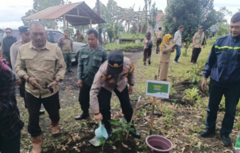 Kolaborasi penanaman pohon dilakukan anggota Polsek Samarang, Forkopimcam, Perum Perhutani dan masyarakat. (Foto: Dok Ridwan)