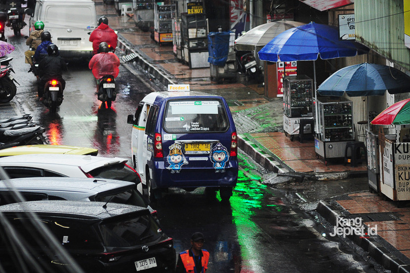 Unit minibus Feeder MJT melintasi kawasan bisnis di Jl ABC Bandung, Kamis (30/10/2025). Feeder MJT menjadi pelopor nasional dalam penerapan sistem QRIS Tap pertama di layanan transportasi publik. KANGJEPRET.ID/ YOGI ARDHI (Data: Nikon D700, Nikkor 80-200/2.8 ED D 3rd gen)