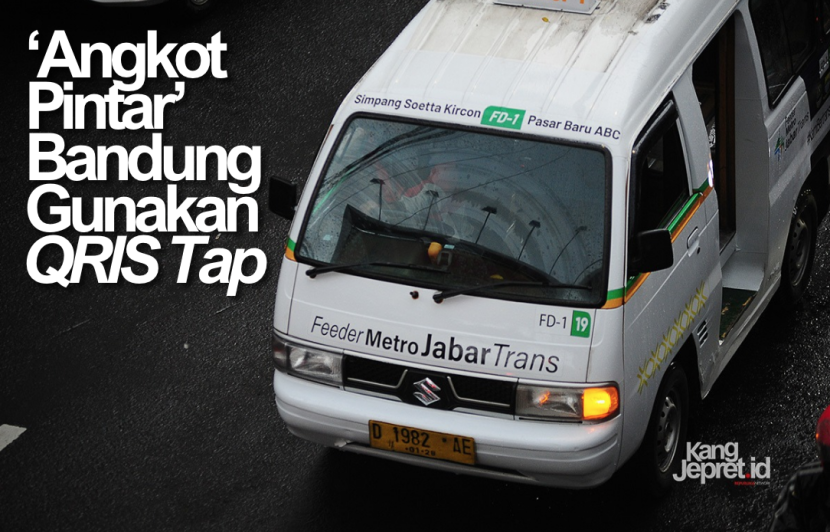 Unit minibus Feeder MJT melintasi Jl Otista Bandung, Kamis (30/10/2025). Angkot Pintar ini dilengkapi berbagai fitur kamera CCTV, GPS Tracking hinga sistem pembayaran non tunai QRIS Tap. KANGJEPRET.ID/ YOGI ARDHI (Data: Nikon D700, Nikkor 80-200/2.8 ED D 3rd gen)