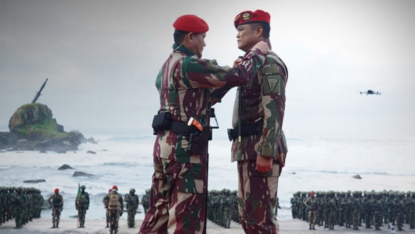 Wapang TNI Jenderal Tandyo Budi Revita di Pantai Permisan. Sumber: Kopassus
