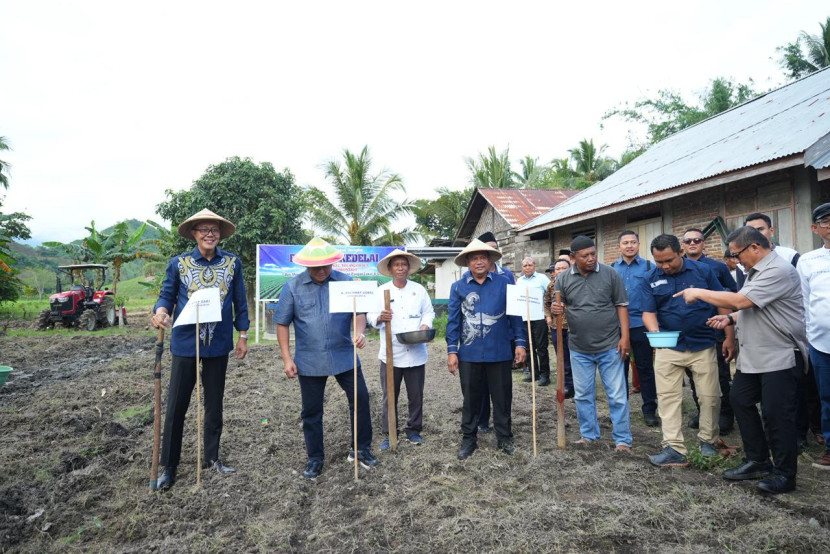 Penanaman kacang kedelai bersama para petani di Desa Sidoarjo, Kecamatan Tolangohula, Kabupaten Gorontalo, Jumat (31/10/2025).istimewa