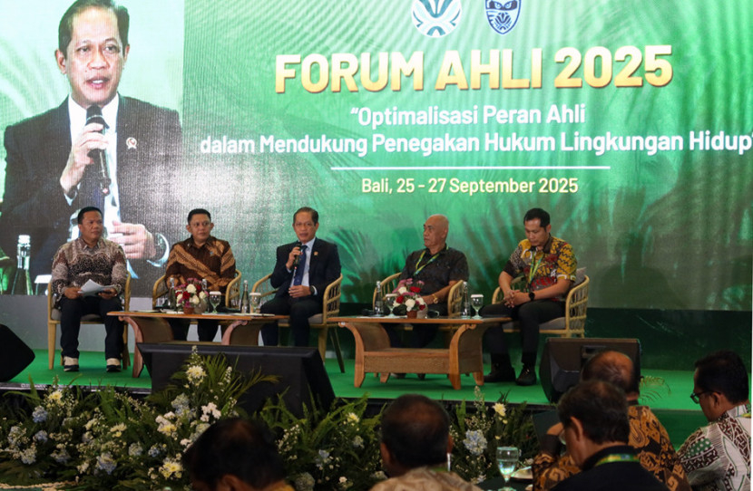 Menteri Lingkungan Hidup/Kepala BPLH, Hanif Faisol Nurofiqberbicara pada Forum Ahli Hukum Lingkungan (FOTO: https://kemenlh.go.id/)