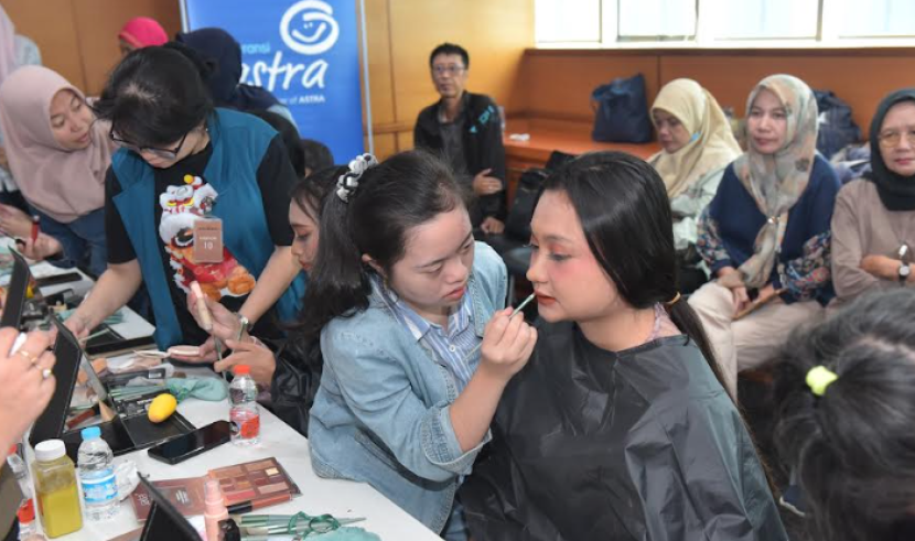 Beauty Class for Disabilities merupakan program pelatihan tata rias bagi kaum disabilitas. dok Asuransi Astra