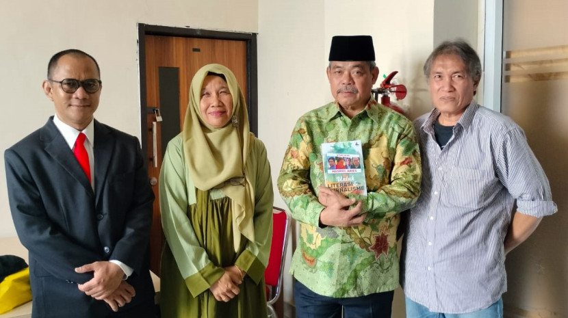 Ahmad Naafi (kiri) bersama Ketua Apkasi/ Bupati Lahat Bursah Zarnubi (kedua dari kanan). (FOTO: Dok. Maspril Aries)