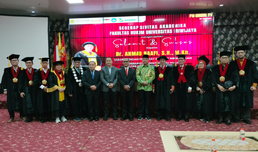 Ahmad Naafi (tengah/ dasi merah) bersama Dekan FH Unsri, promotor dan tim penguji serta Bupati Lahat/ Ketua Apkasi Bursah Zarnubi (baju batik). (Foto Maspril Aries)