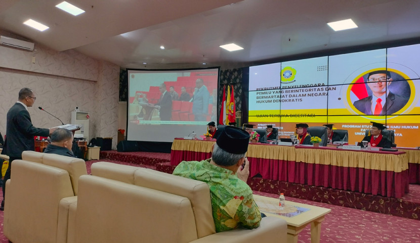 Ahmad Naafi (kiri) saat menyampaikan ringkasan disertasinya berjudul