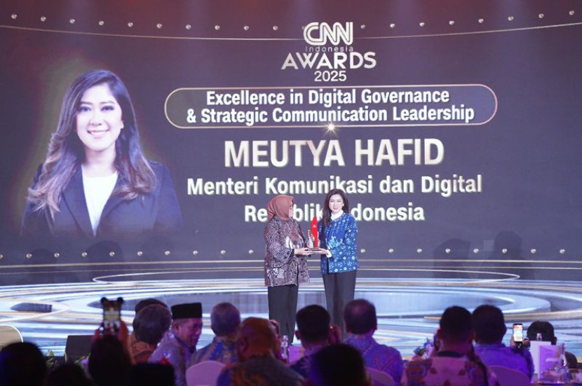 Dirjen KPM Kemkomdifi Fifi Aleyda Yahya Mewakili Menkomdigi Meutya Hafid menerima penghargaan CNN Indonesia Awards 2025 di Jakarta, Jumat malam (31/10/2025). (Foto: Kemkomdigi)