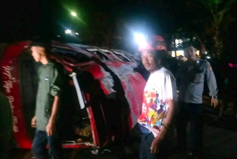 Mobil Elf rombongan peziarah Majalengka ringsek terguling di Cae Wado Kabupaten Sumedang. (Foto: Dok Herman Vlogger)