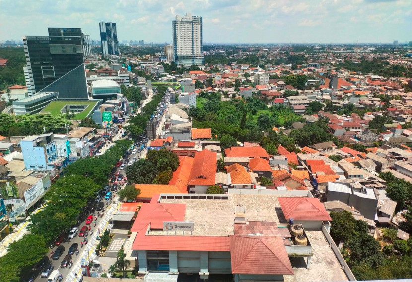Tak ada satupun bagunan masjid di sepanjang Jalan Margonda Raya. Sebelah kanan pepohonan hijau, yang rencananya akan dibangun Masjid Al Quds di lahan bekas SDN Pondok Cina. (Foto: Dok RUZKA INDONESIA) 