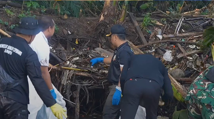 Wali Kota Depok, Supian Suri (tengah pakai topi hitam) terjun ke Kali Cipinang bersihkan sampah. (Foto: Dok RUZKA INDONESIA) 