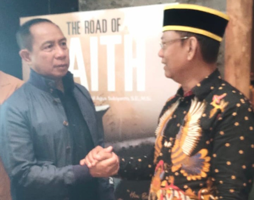 Panglima TNI Jenderal Agus Subianto berjabat tangan dengan Pengamat politik dan militer UNAS Selamat Ginting. (Foto: Dok RUZKA INDONESIA) 