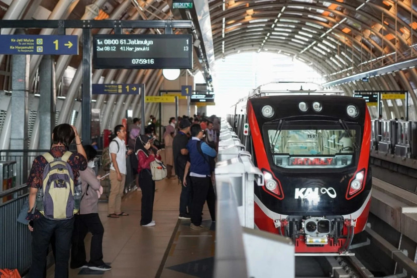 Pada periode Januari–26 Oktober 2025, jumlah pengguna LRT Jabodebek mencapai 23.006.526 orang, meningkat 39 persen dibandingkan 16.503.087 orang pada periode yang sama tahun 2024. (Foto: Humas KAI)