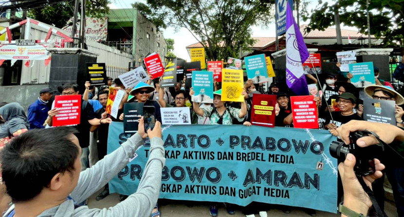 Aksi unjuk rasa Aliansi Masyarakat Sipil yang mendukung Tempo melawan gugatan Menteri Pertanian Amran Sulaiman di depan Pengadilan Negeri Jakarta Selatan, Senin (03/11/2025). (Foto: Dok RUZKA INDONESIA)