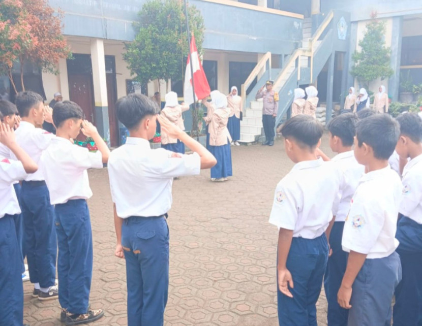 Upacara bendera di SMP YASPRI Maripari Kecamatan Sukawening, Kabupaten Garut, Jabar. (Foto: Dok Ridwan) 