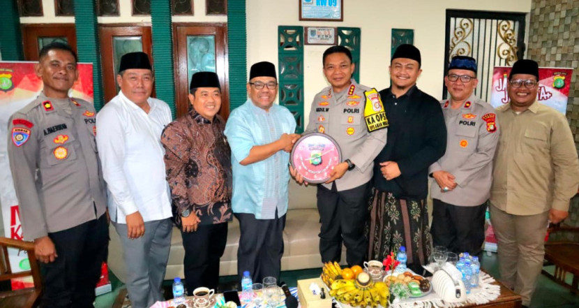 Kapolres Metro Depok, Kombes Pol Abdul Waras gelas Ngopi Kamtibmas di wilayah Cinere. (Foto: Dok Humas Polres Depok) 