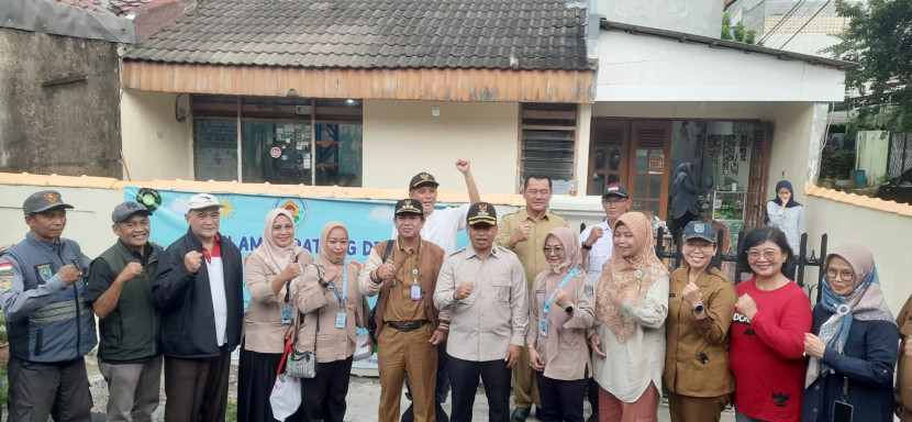 Walikota Depok foto bersama di depan Taman Baca Beji Permai, Tanah Baru.