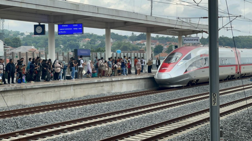 Kereta Cepat Whoosh terus mendukung pertumbuhan ekonomi wilayah melalui sektor pariwisata dan ekonomi kreatif di Indonesia dengan memberikan promo diskon ke 23 destinasi. (Foto: Corcom PT KCIC)