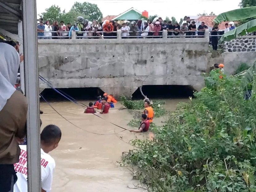 BPBD Majalengka bersama TNI dan Polri melakukan pencarian korban hanyut dibawah jembatan. (Foto: Dok Gugum)