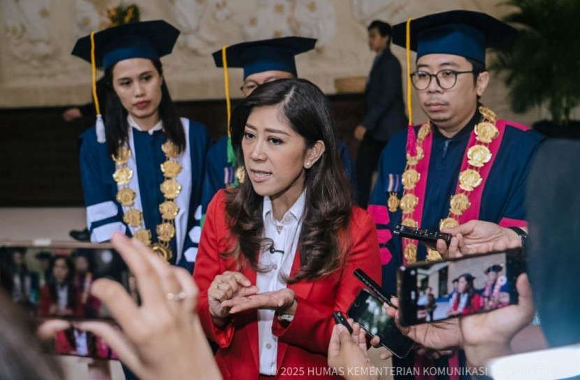 Menteri Komunikasi dan Digital Meutya Hafid usai memberikan orasi ilmiah pada Wisuda ke-99 Universitas Pendidikan Nasional (Undiknas) di Nusa Dua, Bali, Senin (3/11/2025). (Foto: Kemkomdigi/Ruzka) 