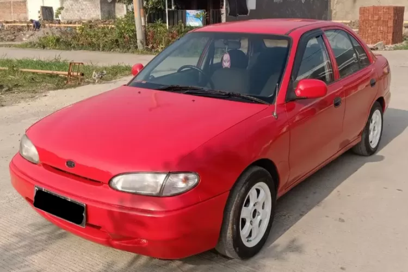 Bimantara Cakra, model sedan yang diluncurkan oleh PT Bimantara Citra pada tahun 1995-1997 sebagai bagian dari proyek mobil nasional Indonesia. Dok. Info Indonesia