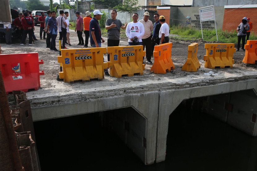 Proyek pengerjaan drainase di Kota Surabaya