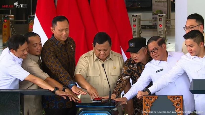 Presiden Prabowo Subianto (tengah) meresmikan Stasiun Tanah Abang Baru, Jakarta Pusat, Selasa (4/11). (Foto: Humas KAI)