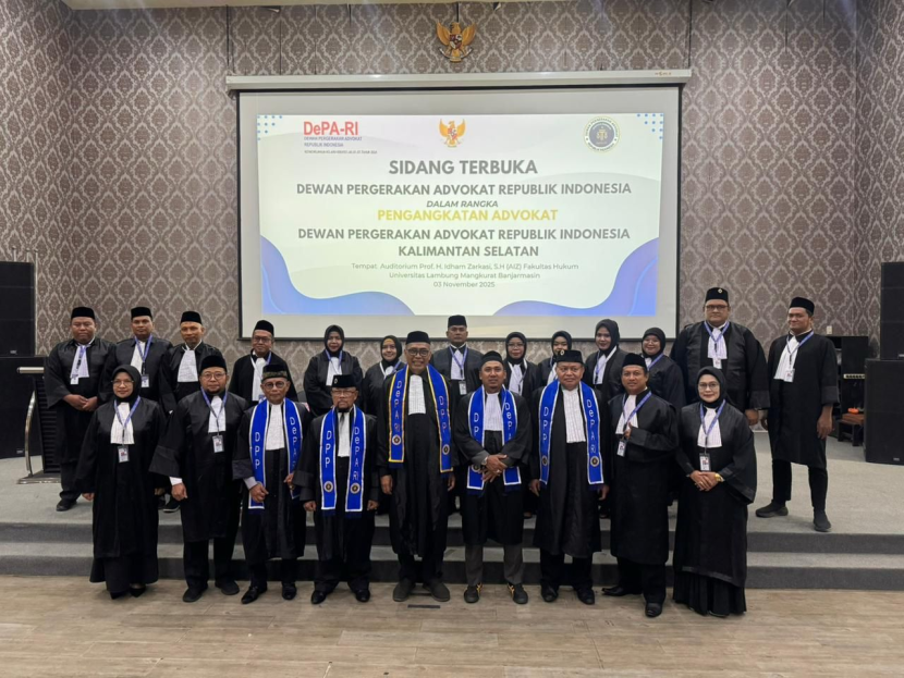 Ketua Umum DePA-RI, TM Luthfi Yazid berfoto bersama para advokat Kalimantan Selatan yang baru dilantik di Auditorium Prof H Idham Zarkasiy,SH, Universitas Lambung Mangkurat, Banjarmasin, Kalimantas Selatan, Senin (03/11/2025). Foto : dok