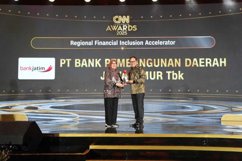 Penganugerahan penghargaan dari CNN Indonesia kepada Bank Jatim