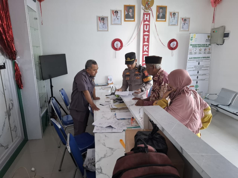 Anggota Polres Garut memberikan bantuan kepada dua orang lansia asal Bogor. (Foto: Dok Ridwan)