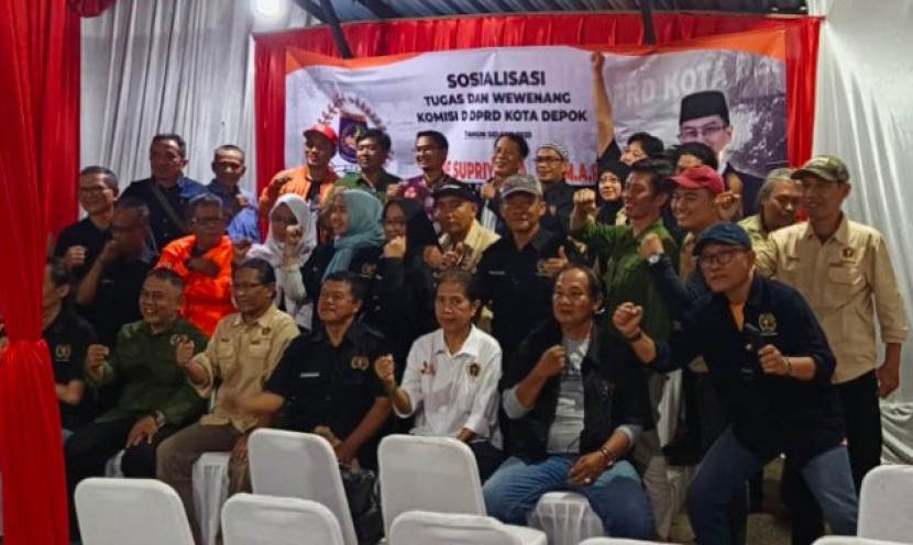 Ketua DPRD Kota Depok, Ade Supriyatna berfoto bersama wartawan PWI Kota Depok usai acara Sosialisasi Tugas dan Wewenang Komisi D DPRD Kota Depok Tahun Sidang 2025 di Kantor PWI Kota Depok, Selasa (04/11/2025) (Foto: Dok RUZKA INDONESIA)