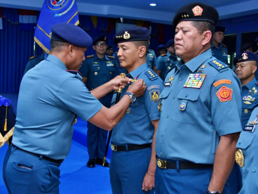 Penyematan Brevet Kehormatan Principal Warfare Officer. Foto: TNI AL