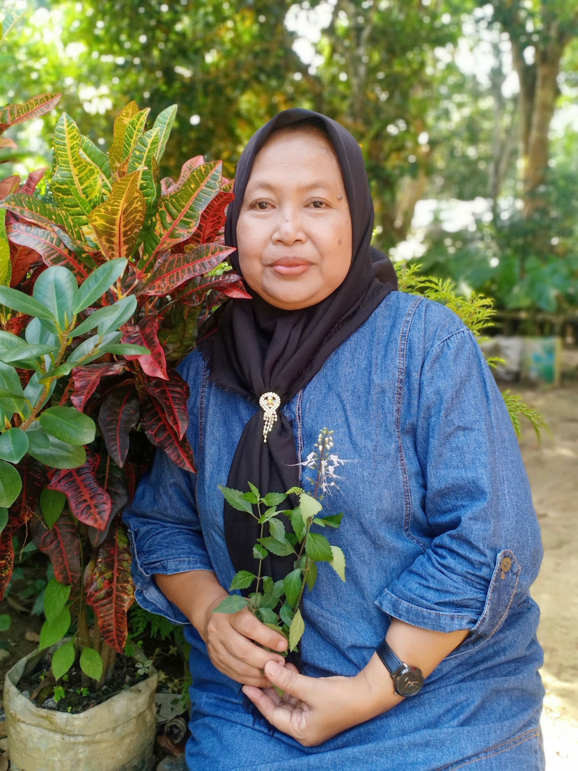 Yeni Lusmita dengan tanaman toga. (FOTO: Humas Medco)