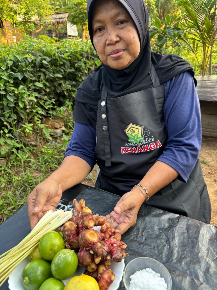 Mempersiapkan bahan-bahan pembuatan herbal. (FOTO: Humas Medco)