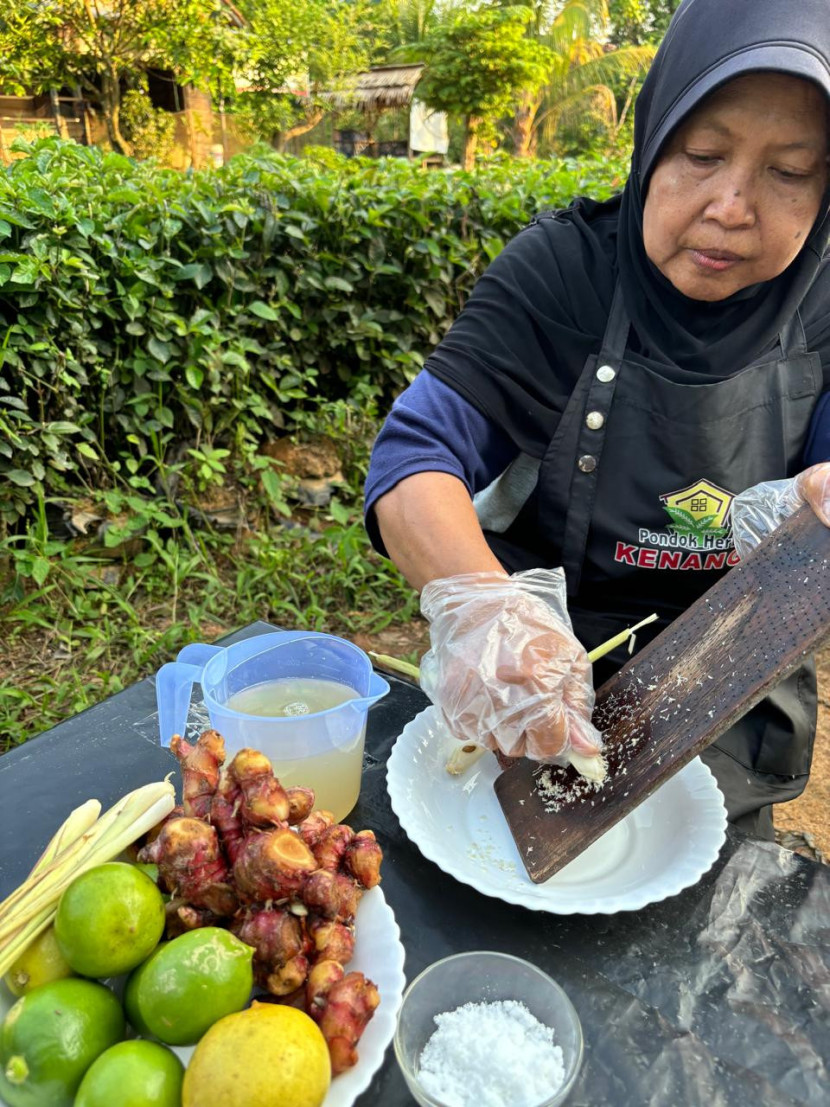 Memproses bahan menjadi obat herbal. (FOTO: Humas Medco)