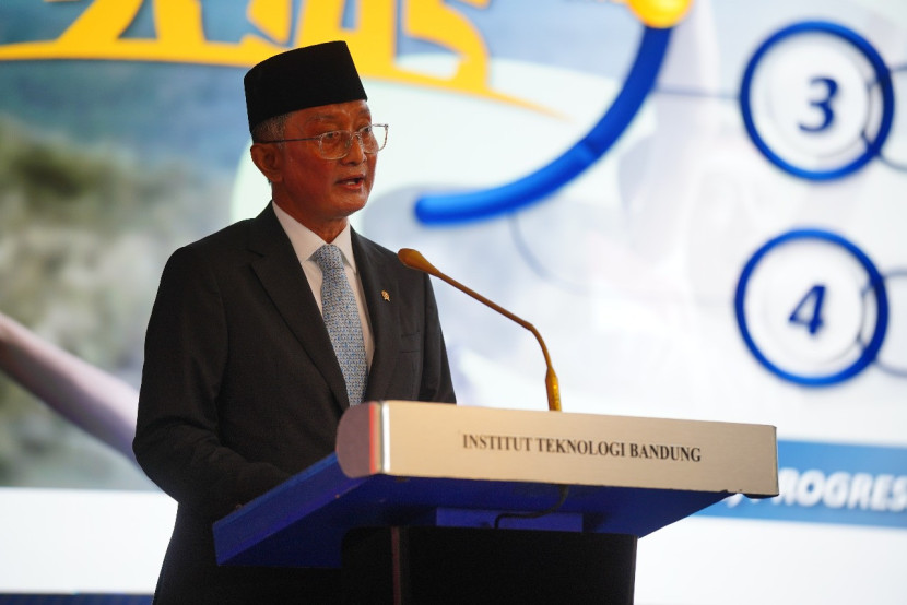 Menteri Pekerjaan Umum (PU) Dody Hanggodo menyampaikan pemaparan pada acara The 5th International Conference on Sustainable Infrastructure and Built Environment (SIBE 2025) di Aula Barat Kampus ITB. Foto: ITB