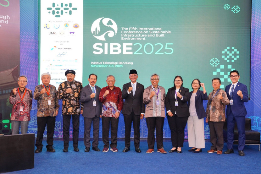 Para pakar dan pemateri berfoto bersama pada acara The 5th International Conference on Sustainable Infrastructure and Built Environment (SIBE 2025) di Aula Barat Kampus ITB. Foto: ITB