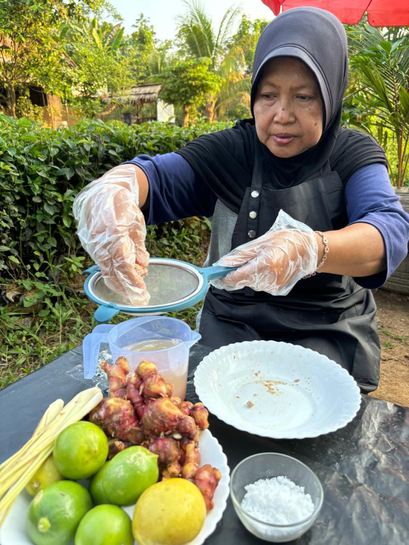 Memproses bahan menjadi obat herbal. (FOTO: Humas Medco)