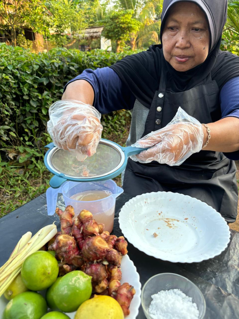 Memproses bahan menjadi obat herbal. (FOTO: Humas Medco)