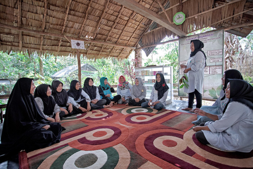 Perempuan Desa Gajah Mati anggota Koperasi Wanita Herbal Bersatu. (FOTO: Humas Medco)