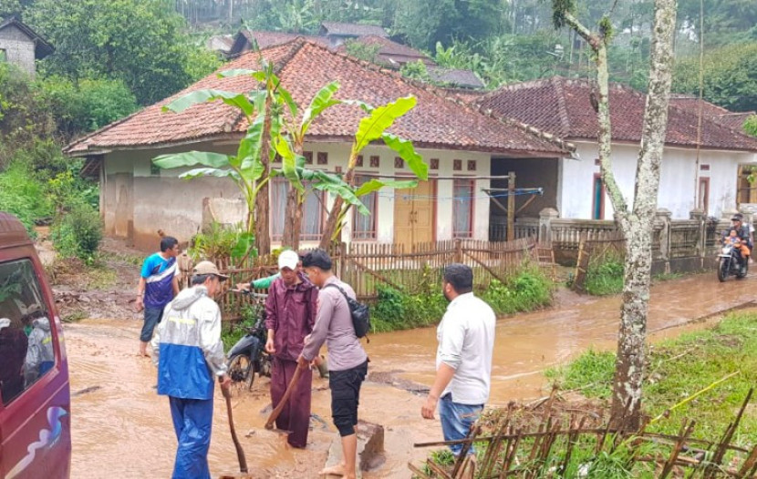 Aparat Kepolisian Polsek Samarang Polres Garut pimpin pembersihan rumah warga terdampak banjir. (Foto: Dok Ridwan)